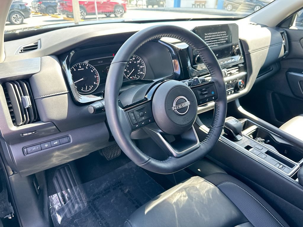 Used 2025 Nissan Pathfinder SL FWD image 9