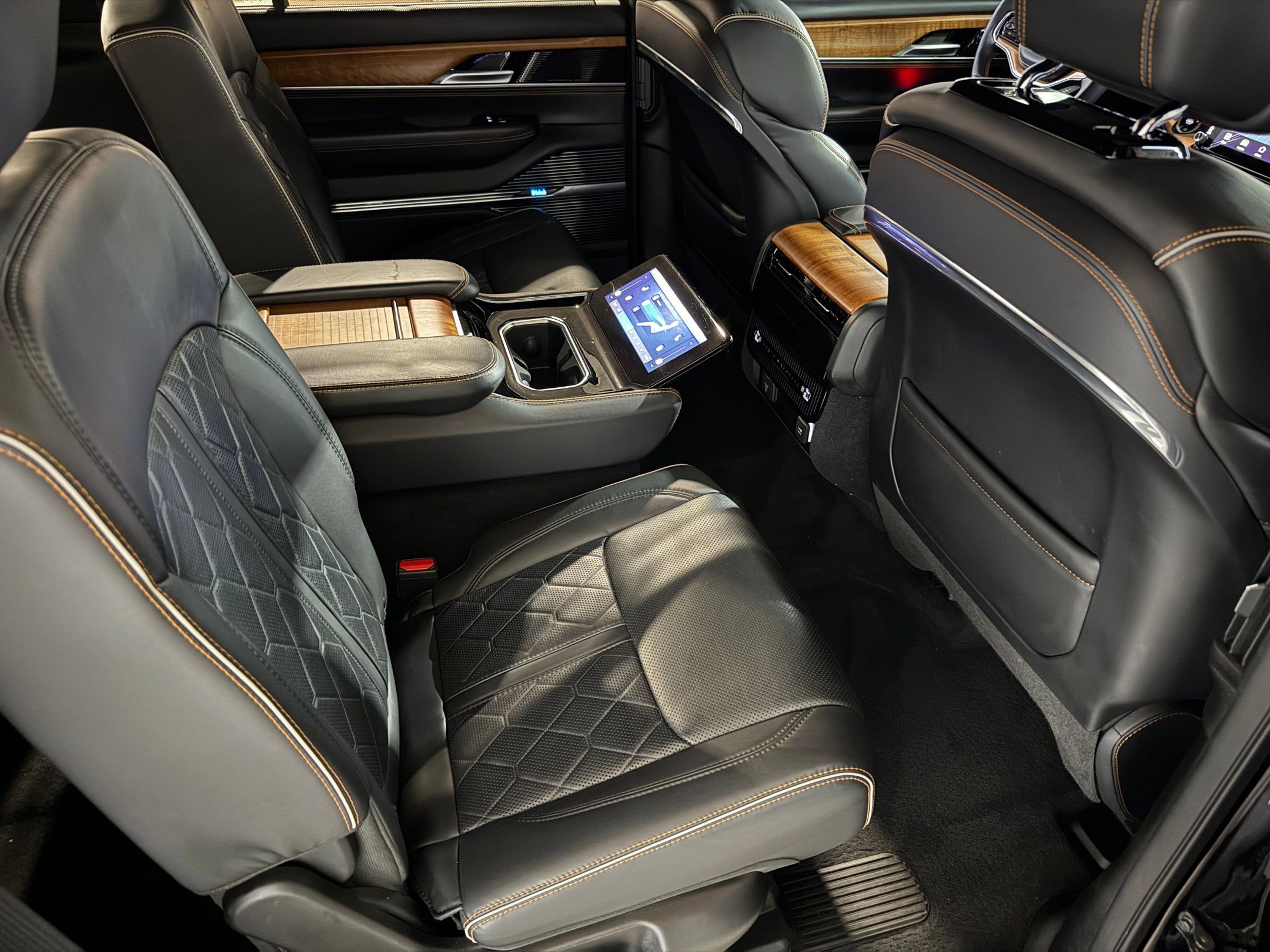 Used 2024 Jeep Grand Wagoneer Series III w/ HD Trailer Tow Package image 52