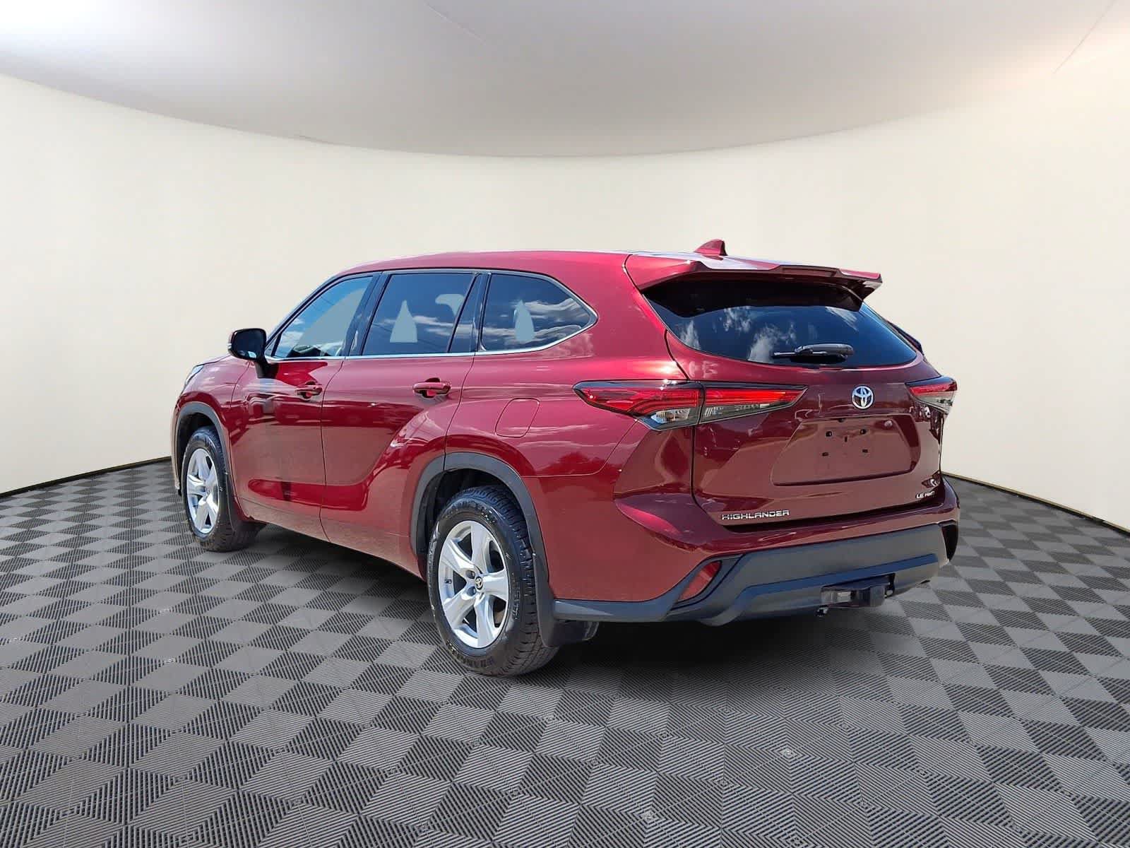 Used 2020 Toyota Highlander LE AWD/4WD image 8