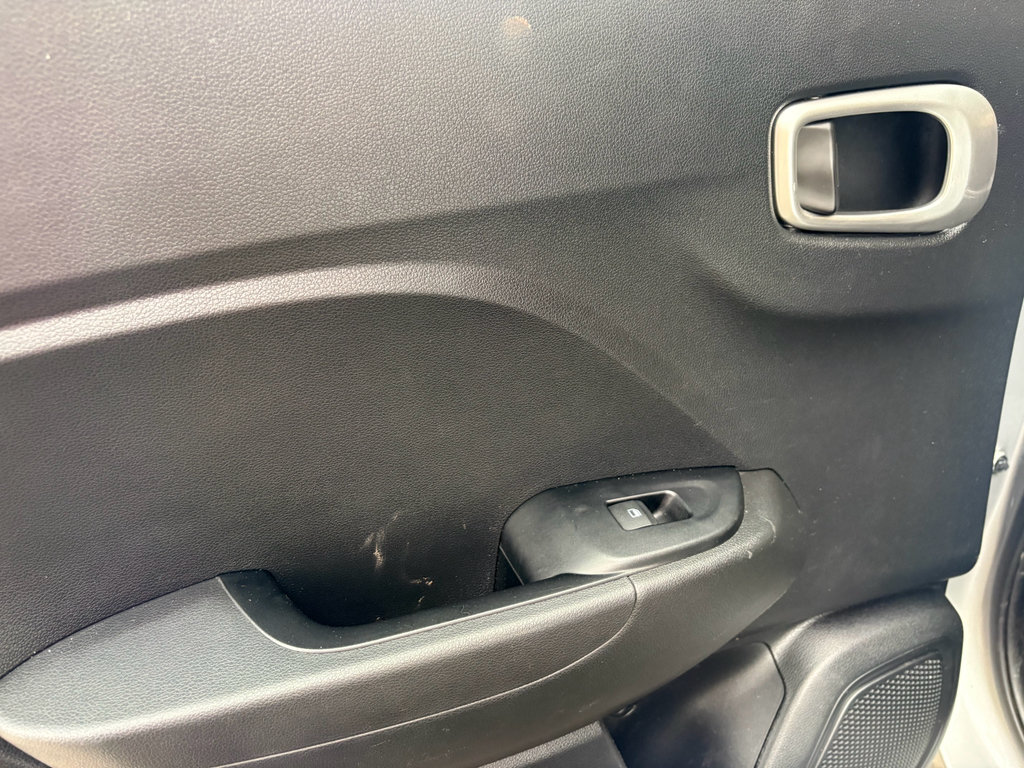 Used 2025 Hyundai Venue SEL FWD image 19