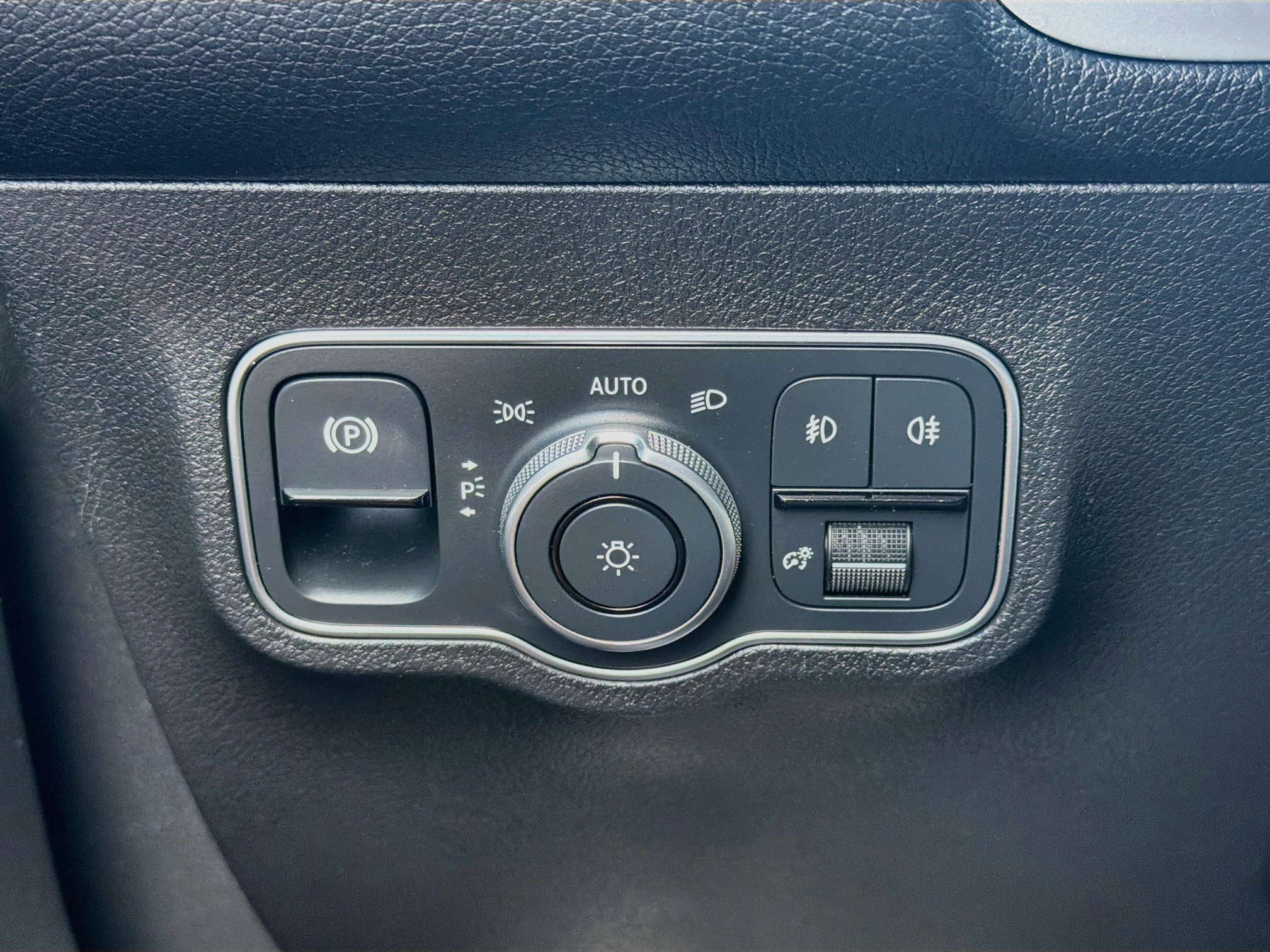 Used 2023 Mercedes-Benz GLB 250 4MATIC w/ Premium Package image 17