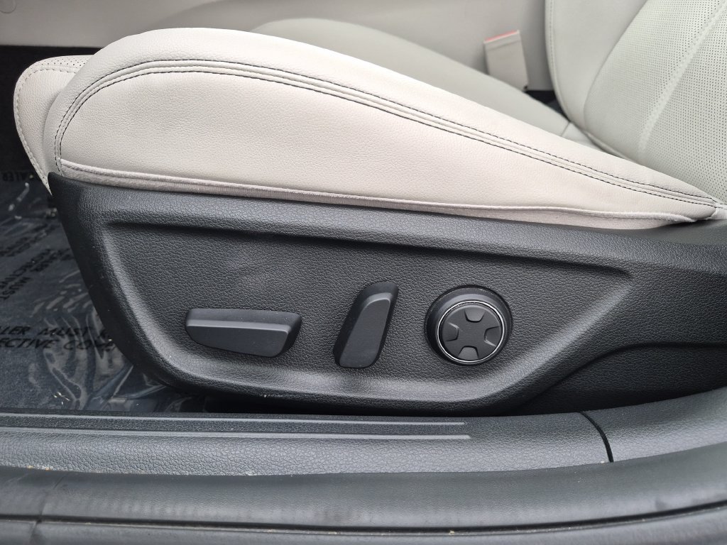 Used 2025 Genesis G70 2.5T RWD image 16