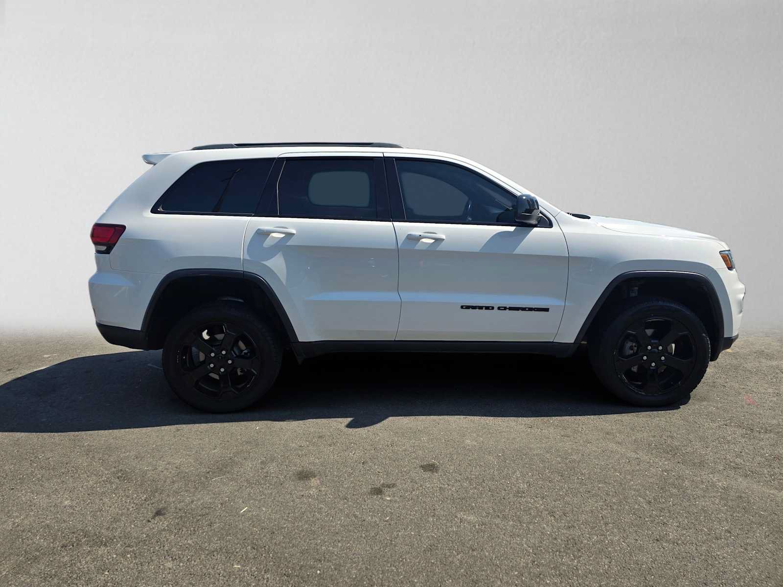 Used 2019 Jeep Grand Cherokee Laredo RWD image 2