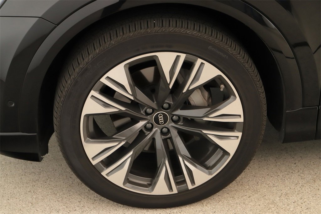 Used 2025 Audi Q8 Prestige w/ Prestige Package image 33