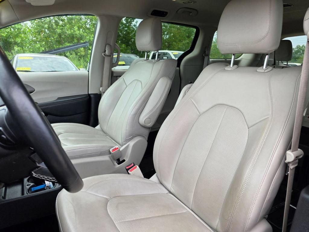 Used 2021 Chrysler Pacifica Touring-L w/ Uconnect Theater Family Group FWD image 19