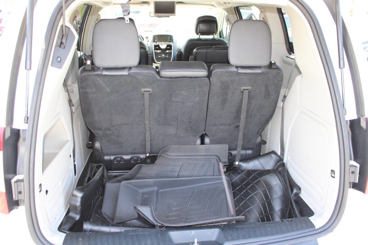 Used 2016 Chrysler Town & Country Touring FWD image 24