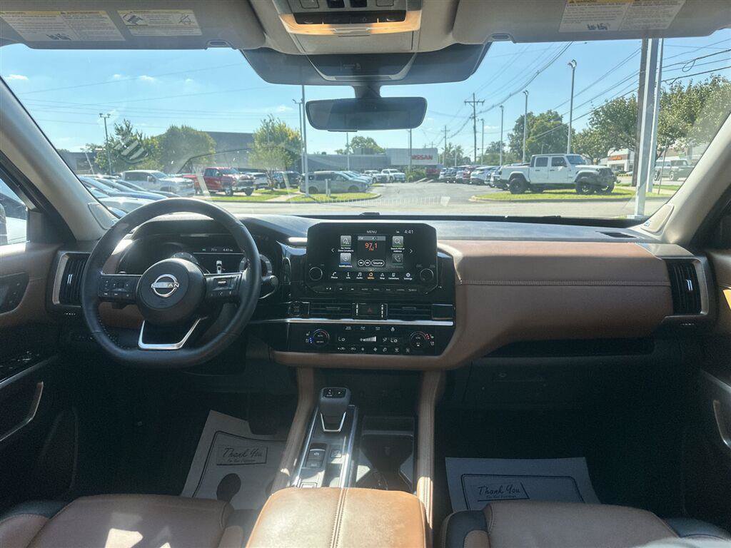 Used 2025 Nissan Pathfinder Platinum FWD image 14