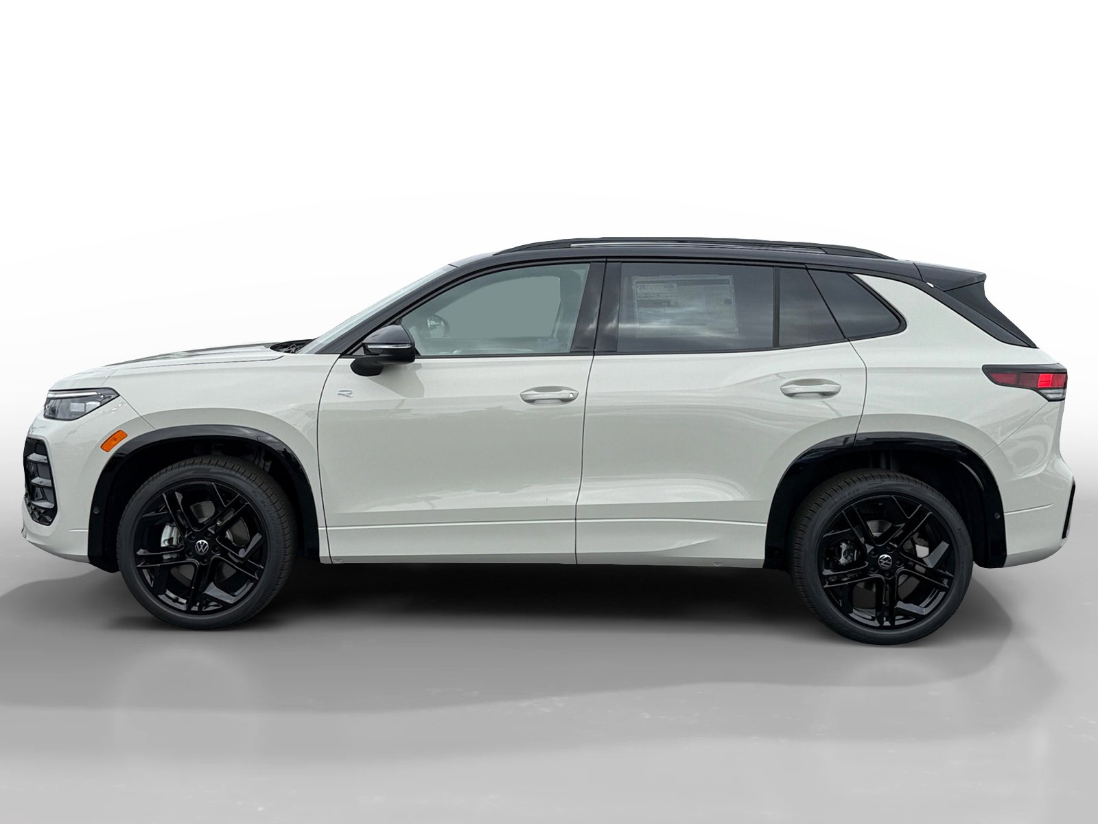 New 2026 Volkswagen Tiguan SE R-Line AWD/4WD image 2