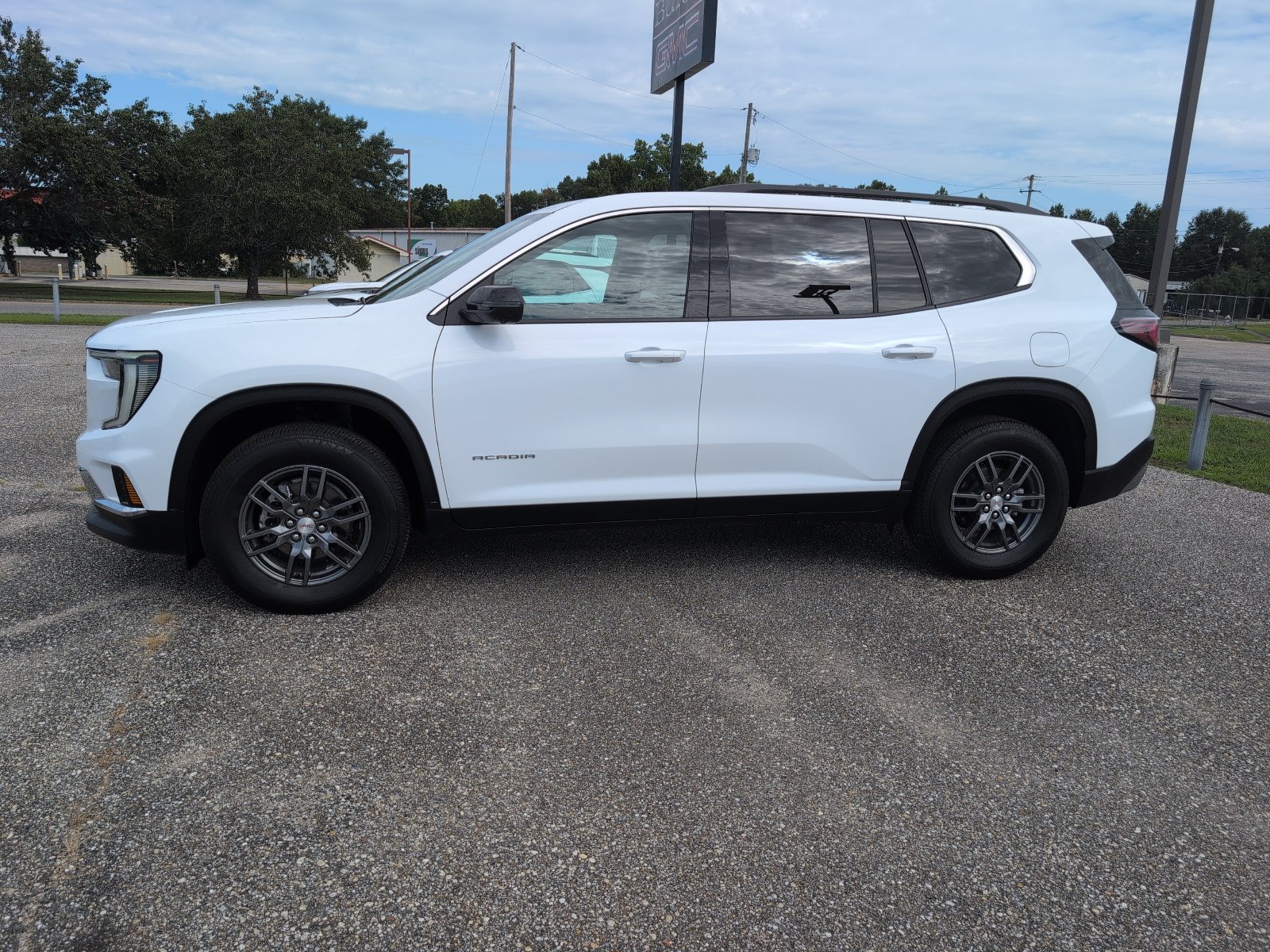 Used 2025 GMC Acadia Elevation FWD image 2
