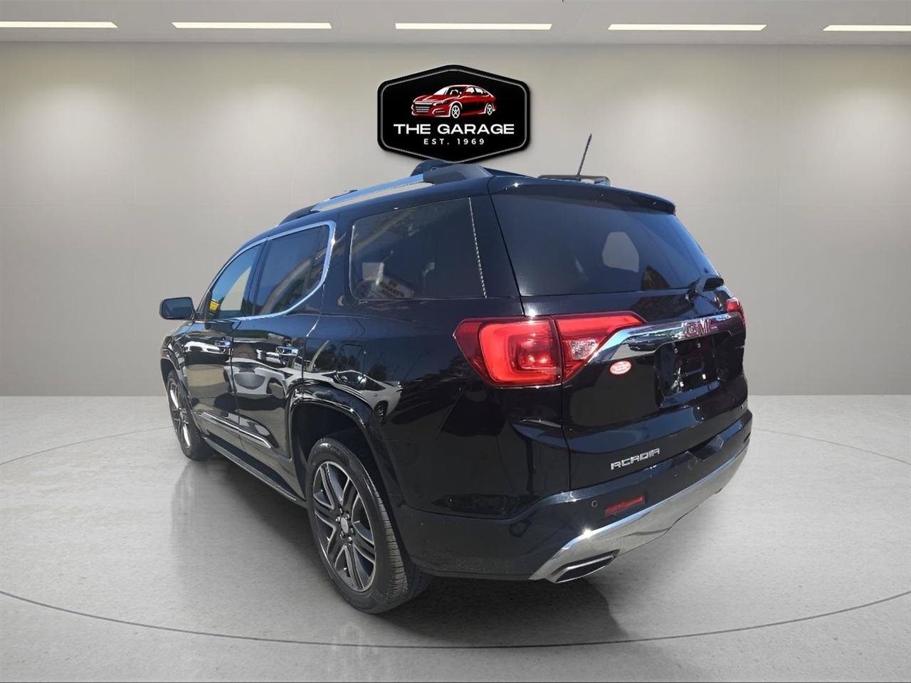 Used 2017 GMC Acadia Denali w/ Technology Package AWD/4WD image 4