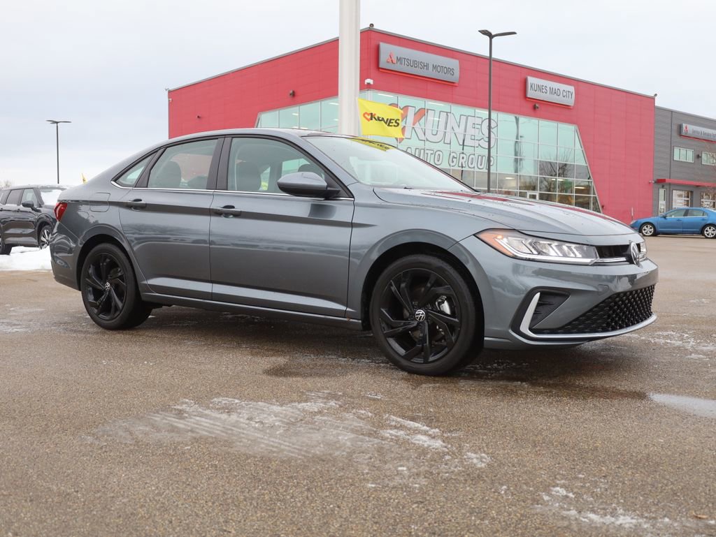 Used 2025 Volkswagen Jetta SE w/ Sunroof Package image 2