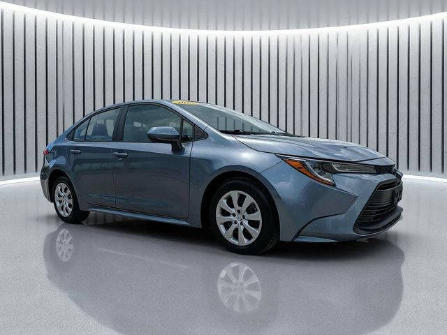 Used 2025 Toyota Corolla LE FWD image 2
