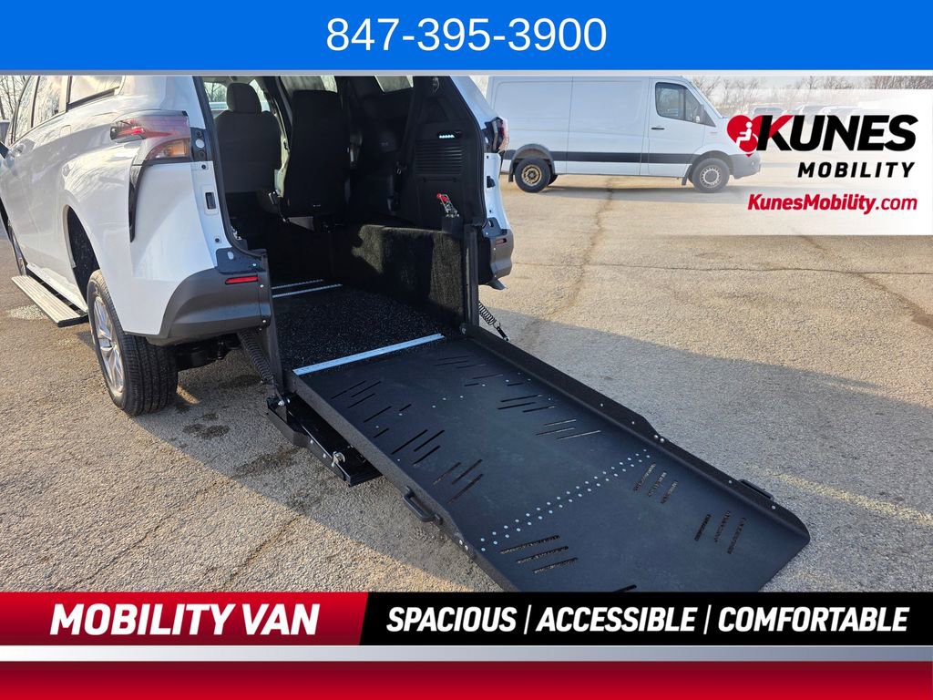 Used 2026 Toyota Sienna LE FWD image 36