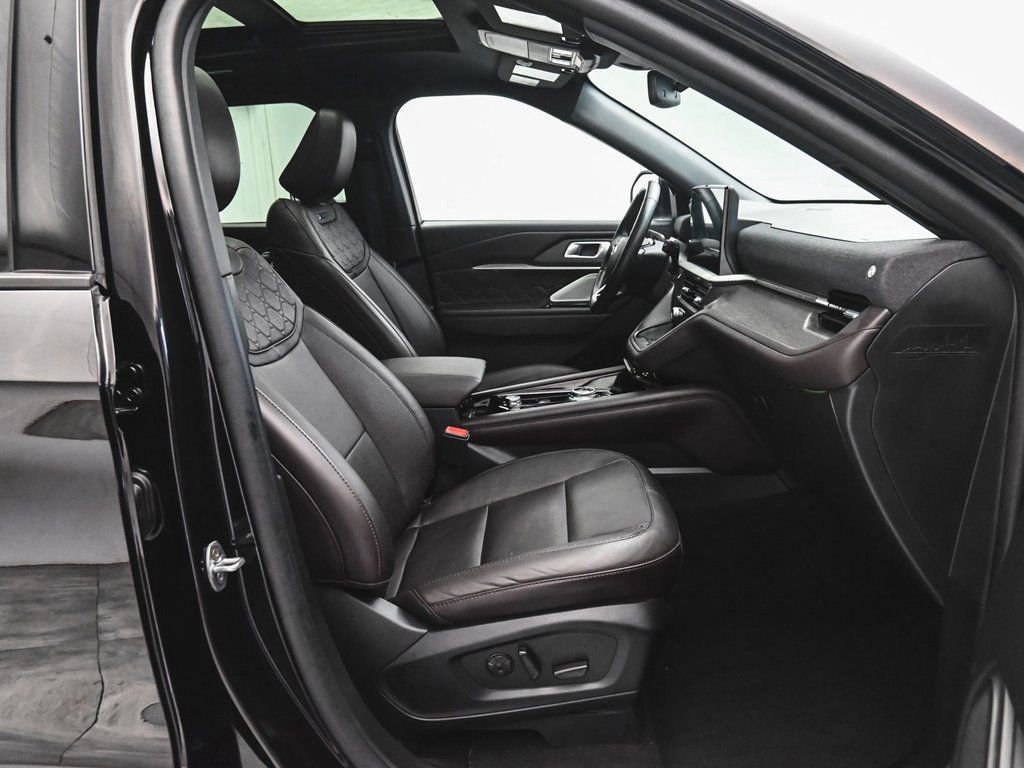 Used 2025 Ford Explorer Platinum w/ LUX Leather Package AWD/4WD image 38
