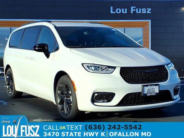 New 2026 Chrysler Pacifica Select w/ S Appearance Package