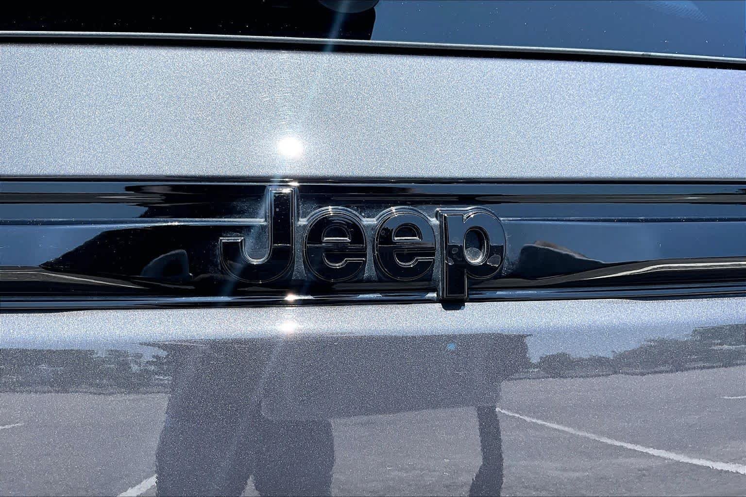 Used 2023 Jeep Grand Cherokee Altitude AWD/4WD image 10