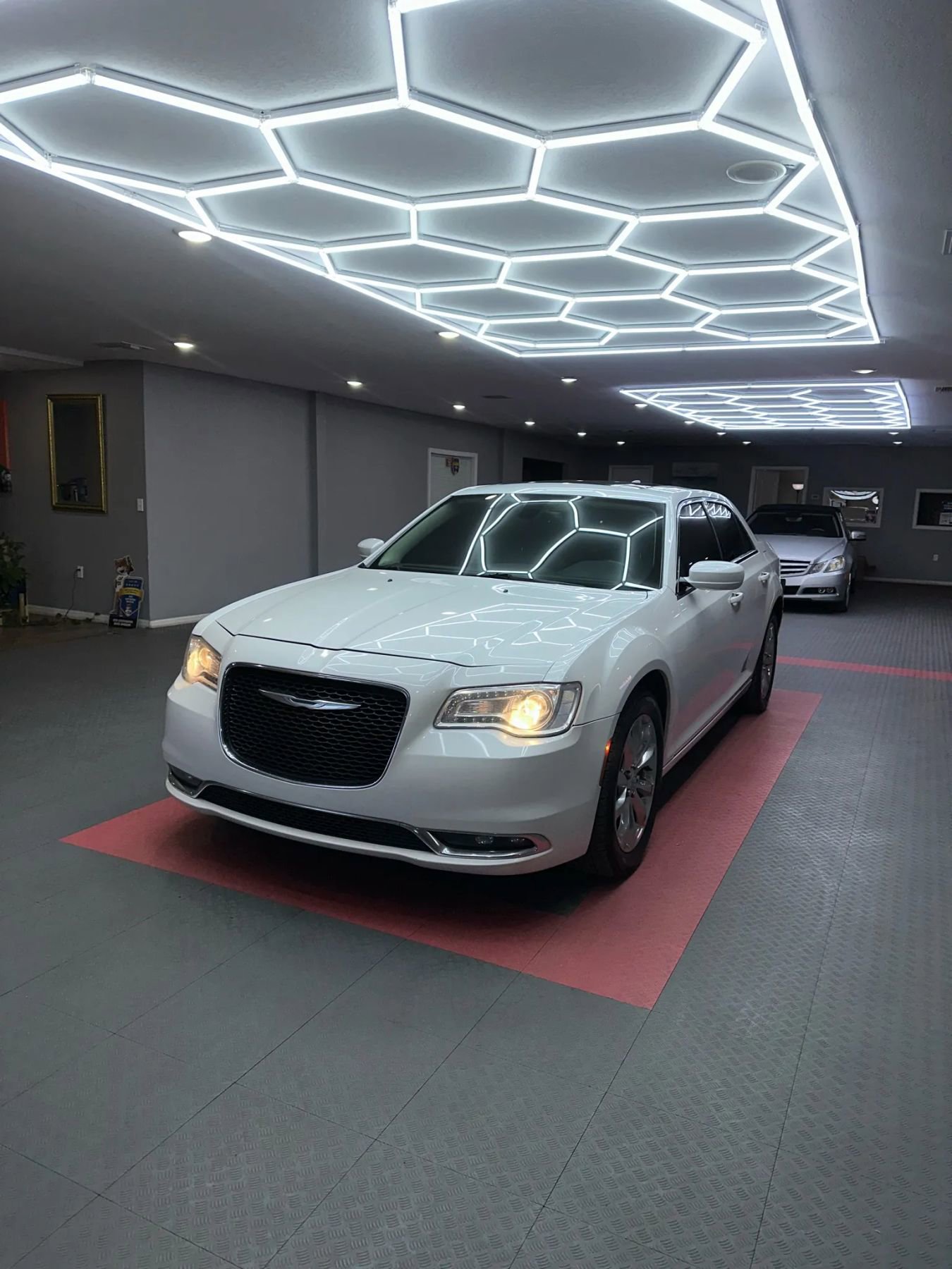 Used 2016 Chrysler 300 Limited image 2