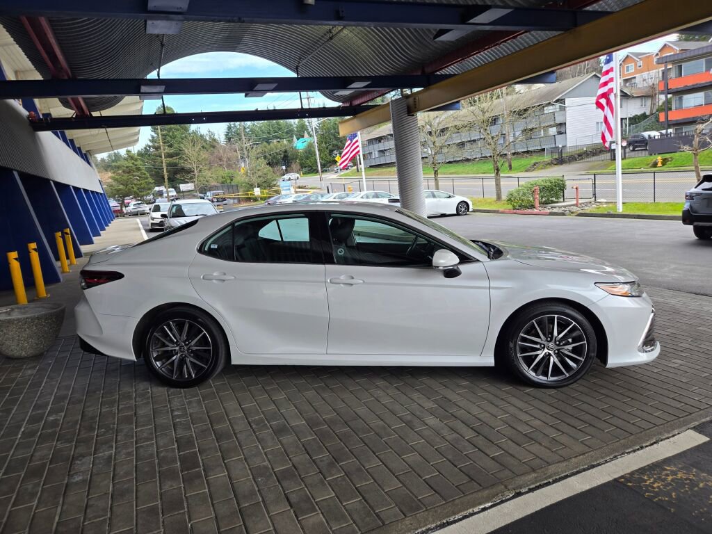 Used 2024 Toyota Camry XLE w/ Cold Weather Package FWD image 4