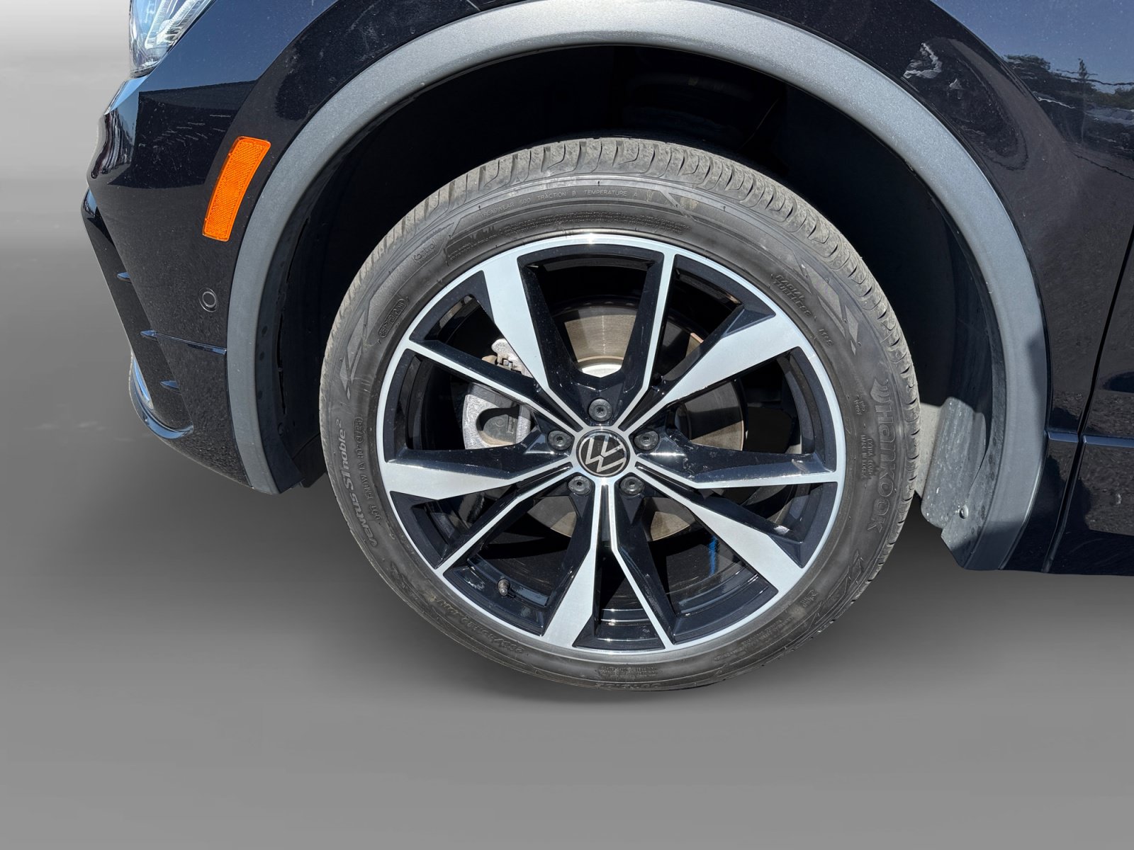 Certified 2024 Volkswagen Tiguan SEL R-Line AWD/4WD image 9