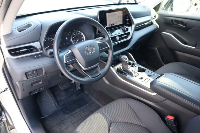 Used 2024 Toyota Highlander LE image 8