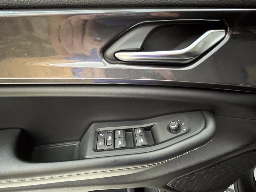 Used 2023 Jeep Grand Cherokee Laredo w/ Luxury Tech Group I AWD/4WD image 39