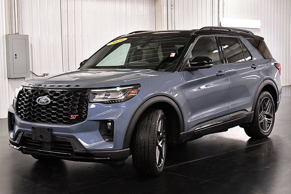 Used 2025 Ford Explorer ST AWD/4WD image 3