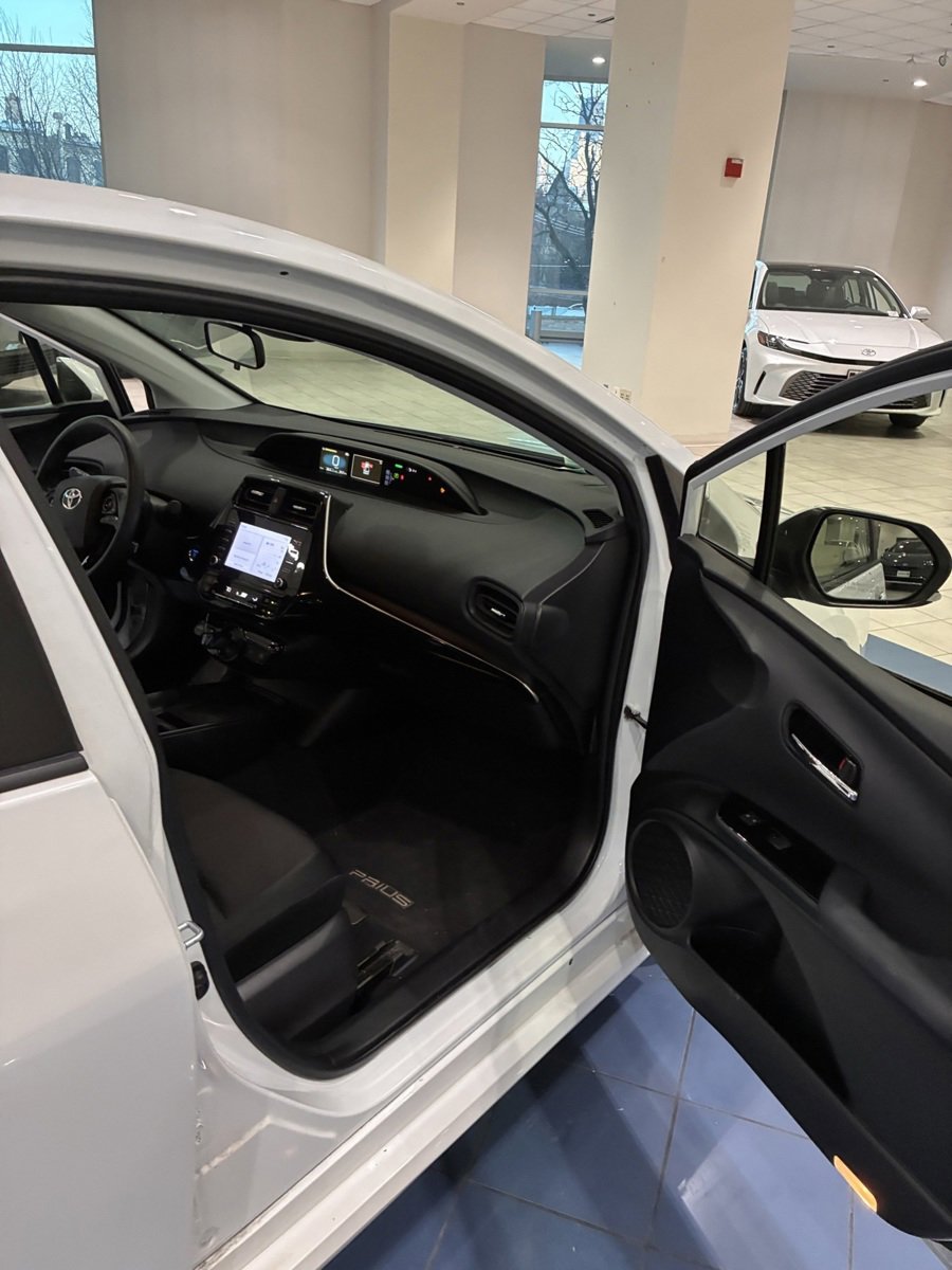 Used 2021 Toyota Prius L Eco w/ Carpet Mat Package (TMS) image 7