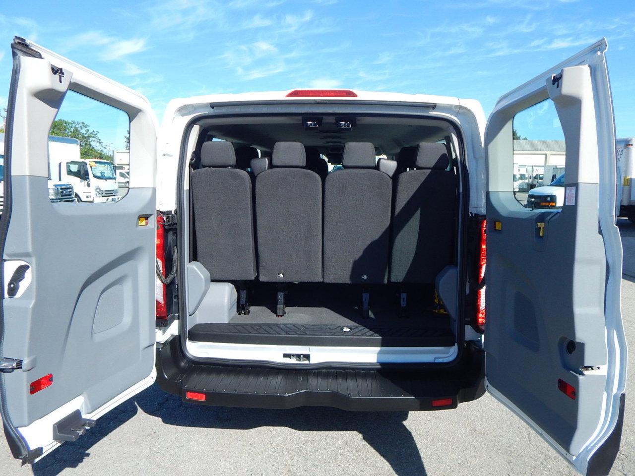 Used 2017 Ford Transit 350 XLT image 4