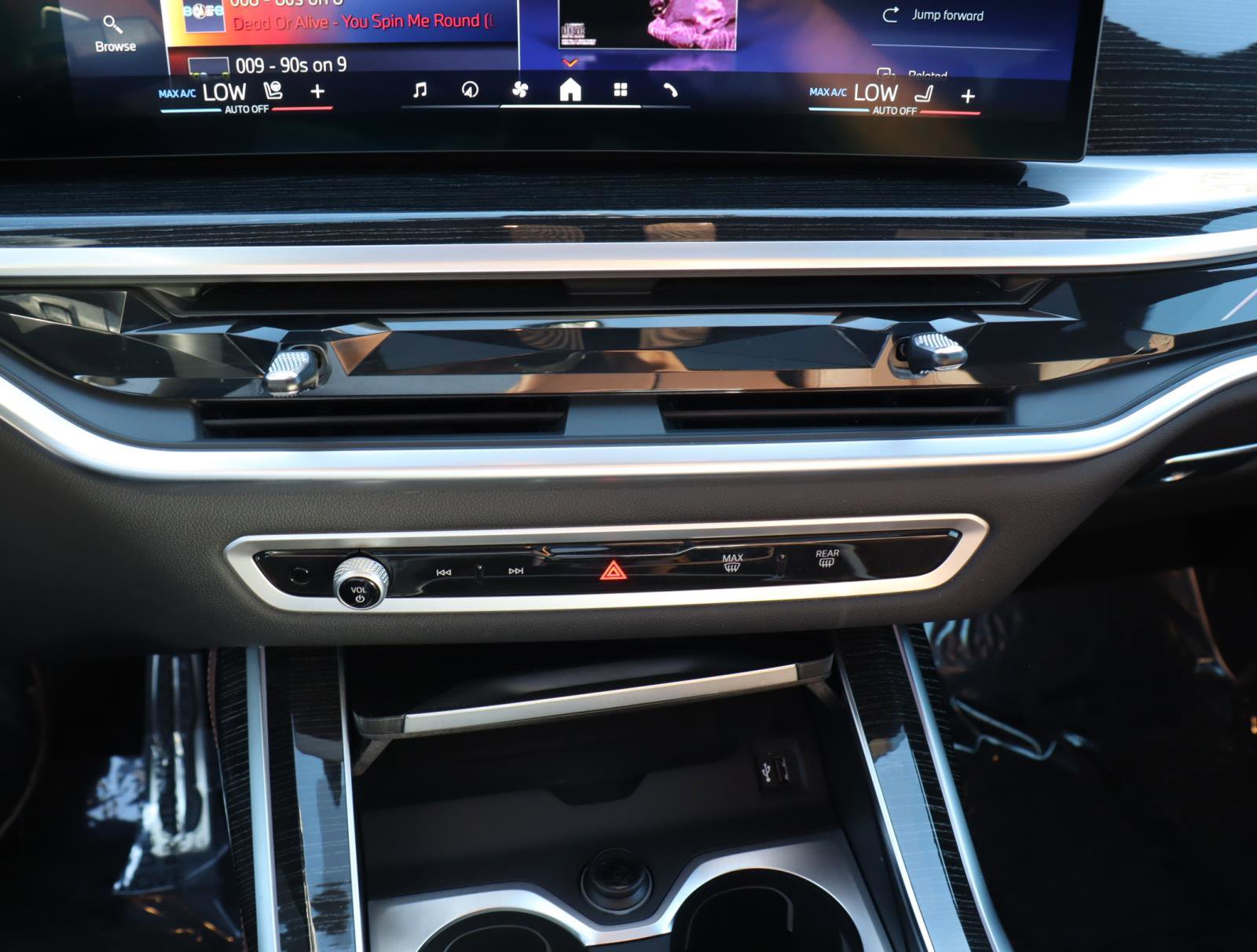Used 2025 BMW X7 M60i w/ Executive Package image 26