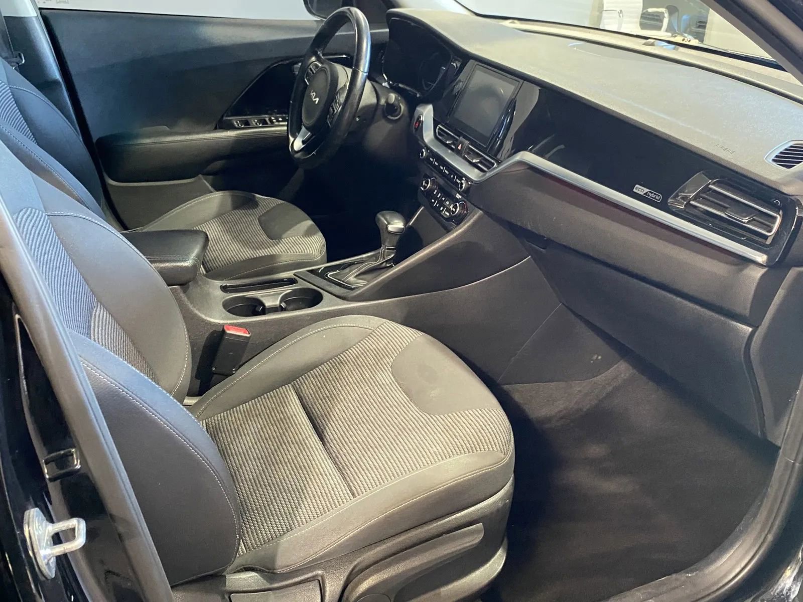 Used 2022 Kia Niro LXS image 6