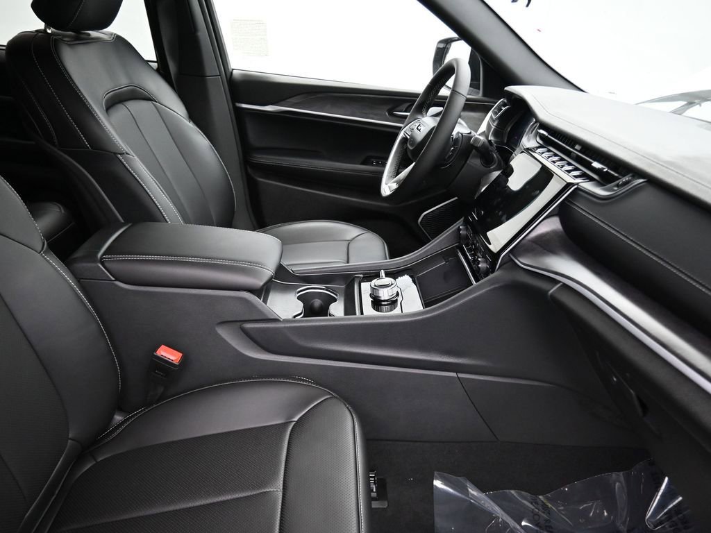 New 2025 Jeep Grand Cherokee Limited w/ Luxury Tech Group II image 16