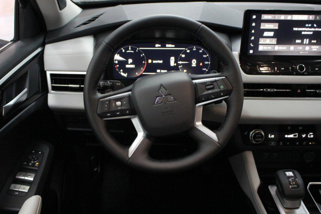 New 2026 Mitsubishi Outlander SE image 21