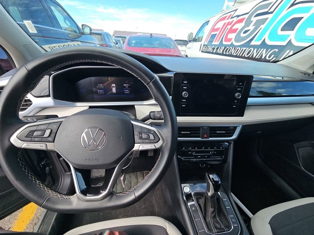 Used 2025 Volkswagen Taos SE image 4