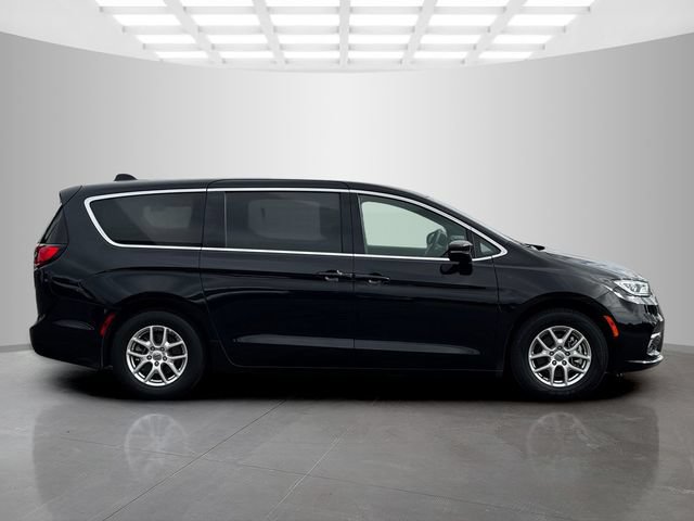 Certified 2025 Chrysler Pacifica Select FWD image 8