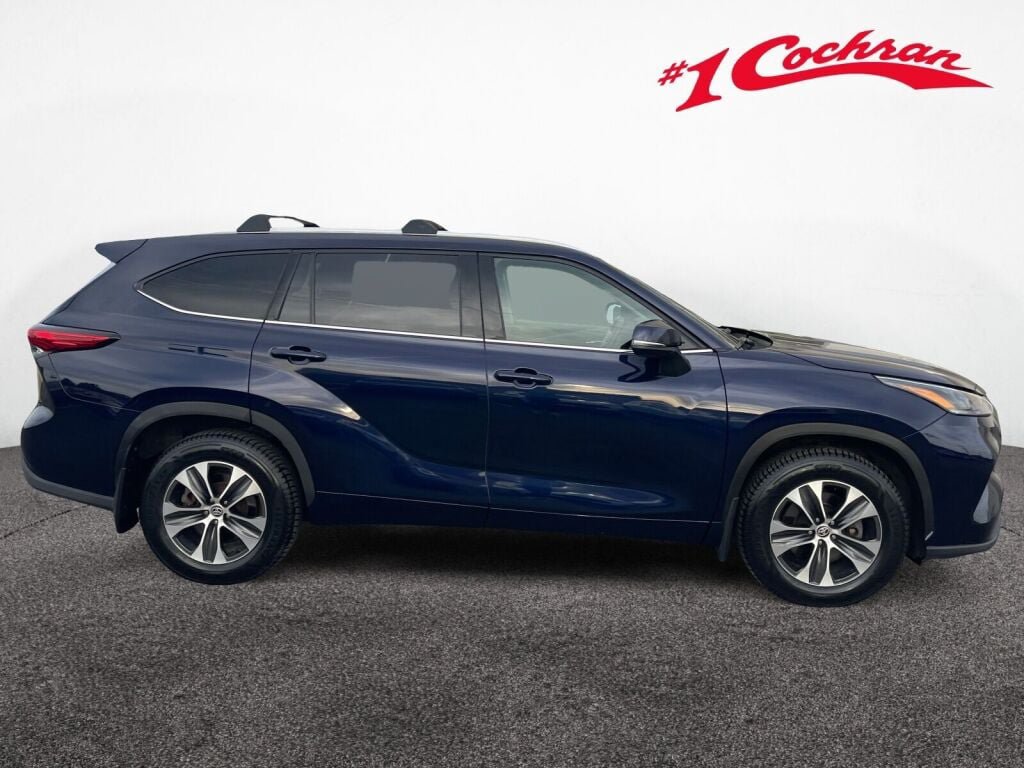 Used 2021 Toyota Highlander XLE AWD/4WD image 32