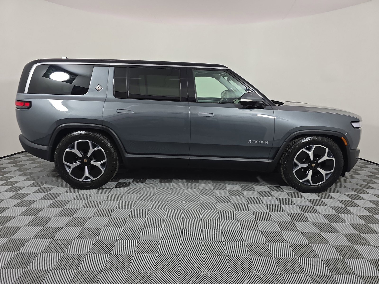Used 2024 Rivian R1S Adventure AWD/4WD image 6