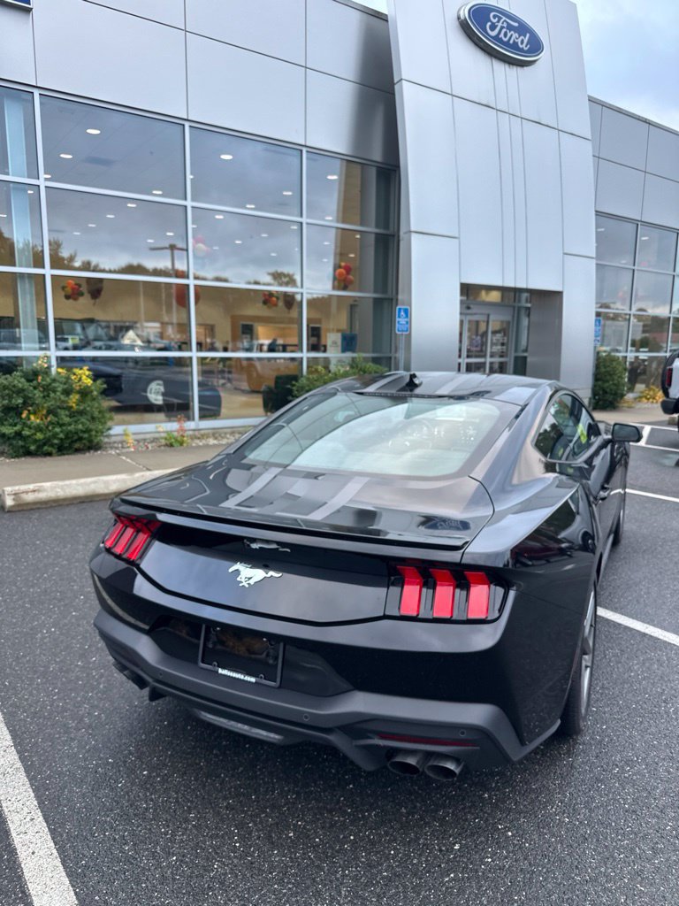 Used 2025 Ford Mustang Premium RWD image 5
