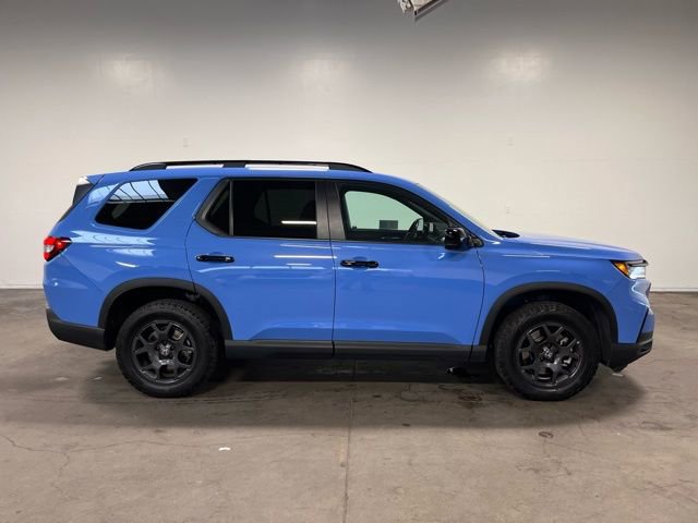 Used 2025 Honda Pilot TrailSport image 2