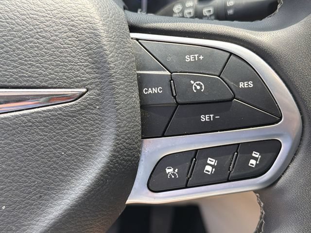 Used 2023 Chrysler Pacifica Touring-L FWD image 26