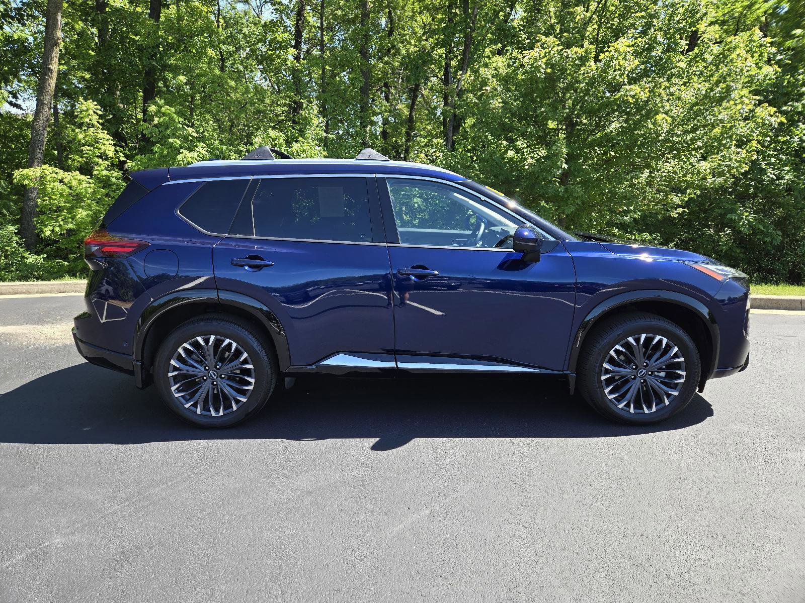 Used 2025 Nissan Rogue Platinum w/ Platinum Premium Package AWD/4WD image 2
