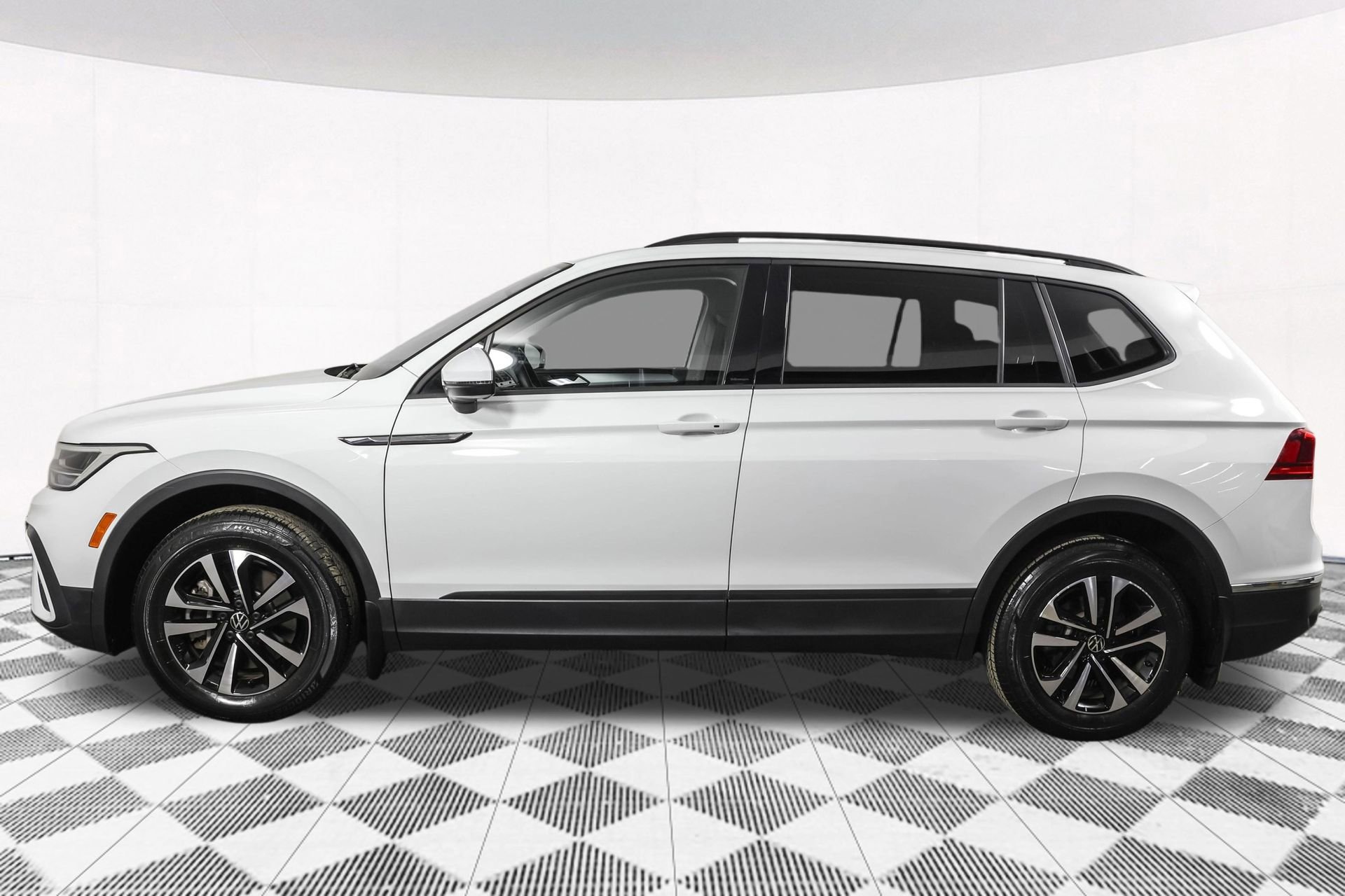 Used 2024 Volkswagen Tiguan S image 19