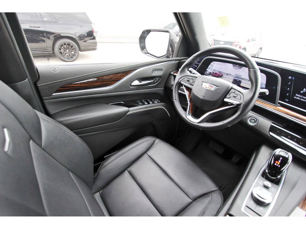 Used 2024 Cadillac Escalade Luxury RWD image 8