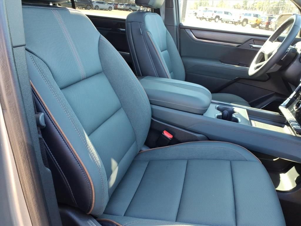 Used 2025 GMC Acadia AT4 w/ Luxury Package image 11