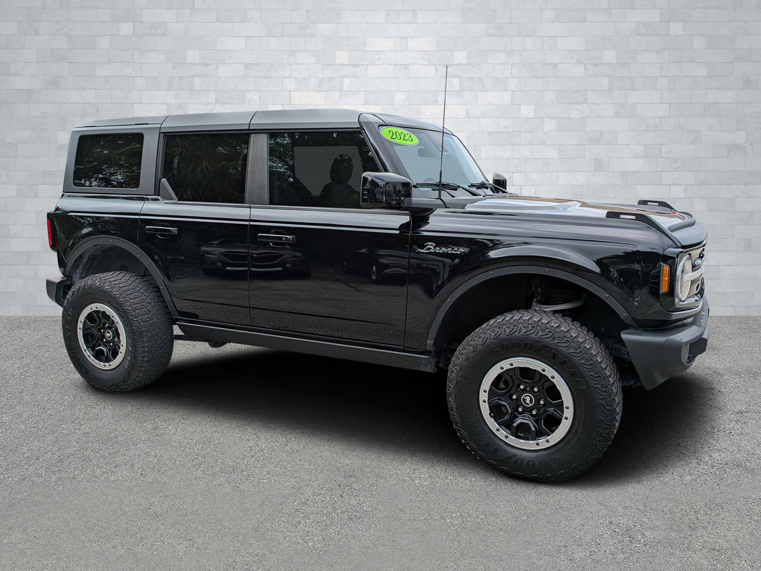 Used 2023 Ford Bronco Outer Banks image 2