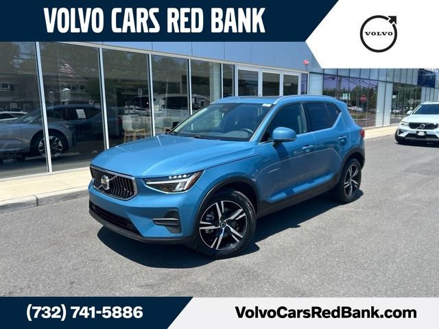 Used 2025 Volvo XC40 B5 Core AWD/4WD image 1