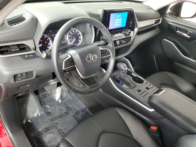 Used 2025 Toyota Highlander XLE image 19