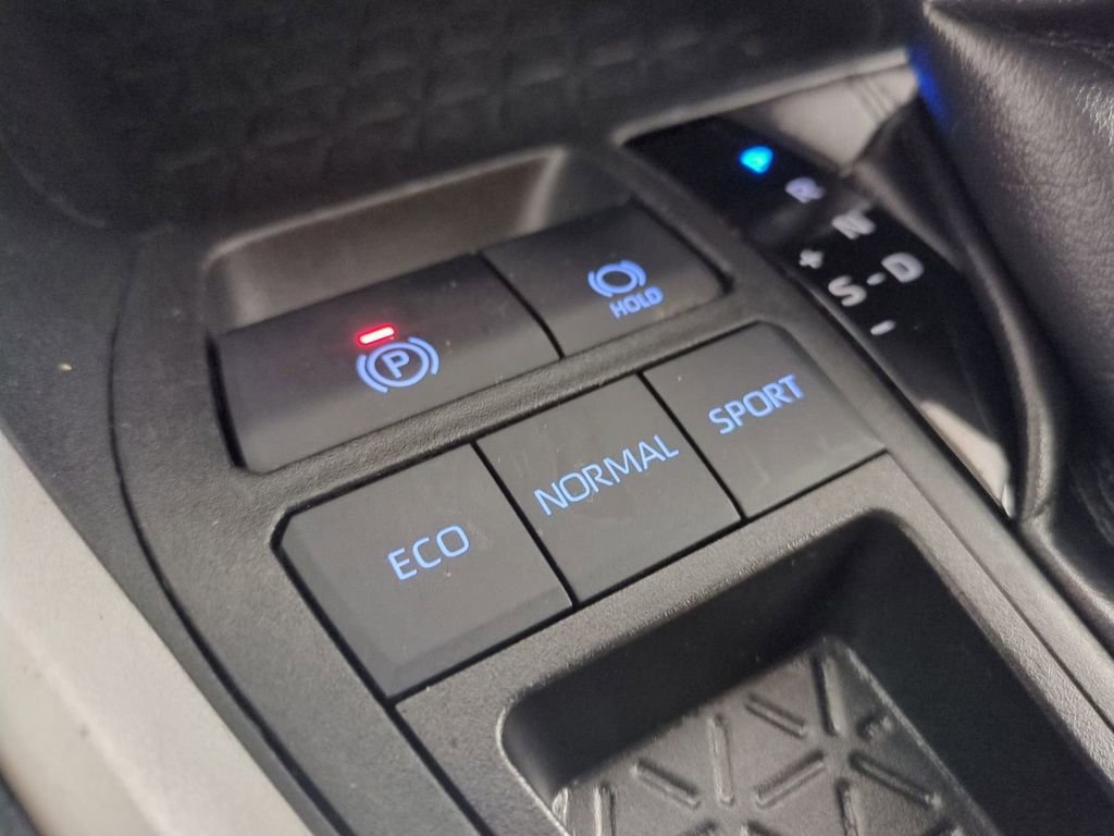 Used 2020 Toyota RAV4 XLE w/ Convenience Package FWD image 29