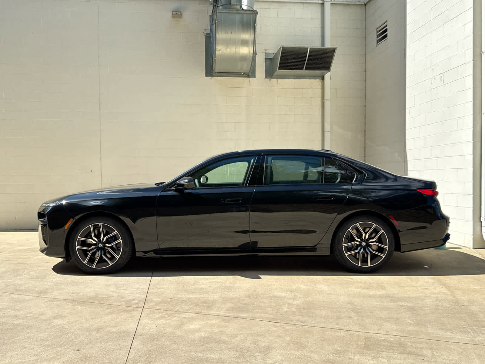 Used 2026 BMW 760i xDrive w/ Premium Package image 5