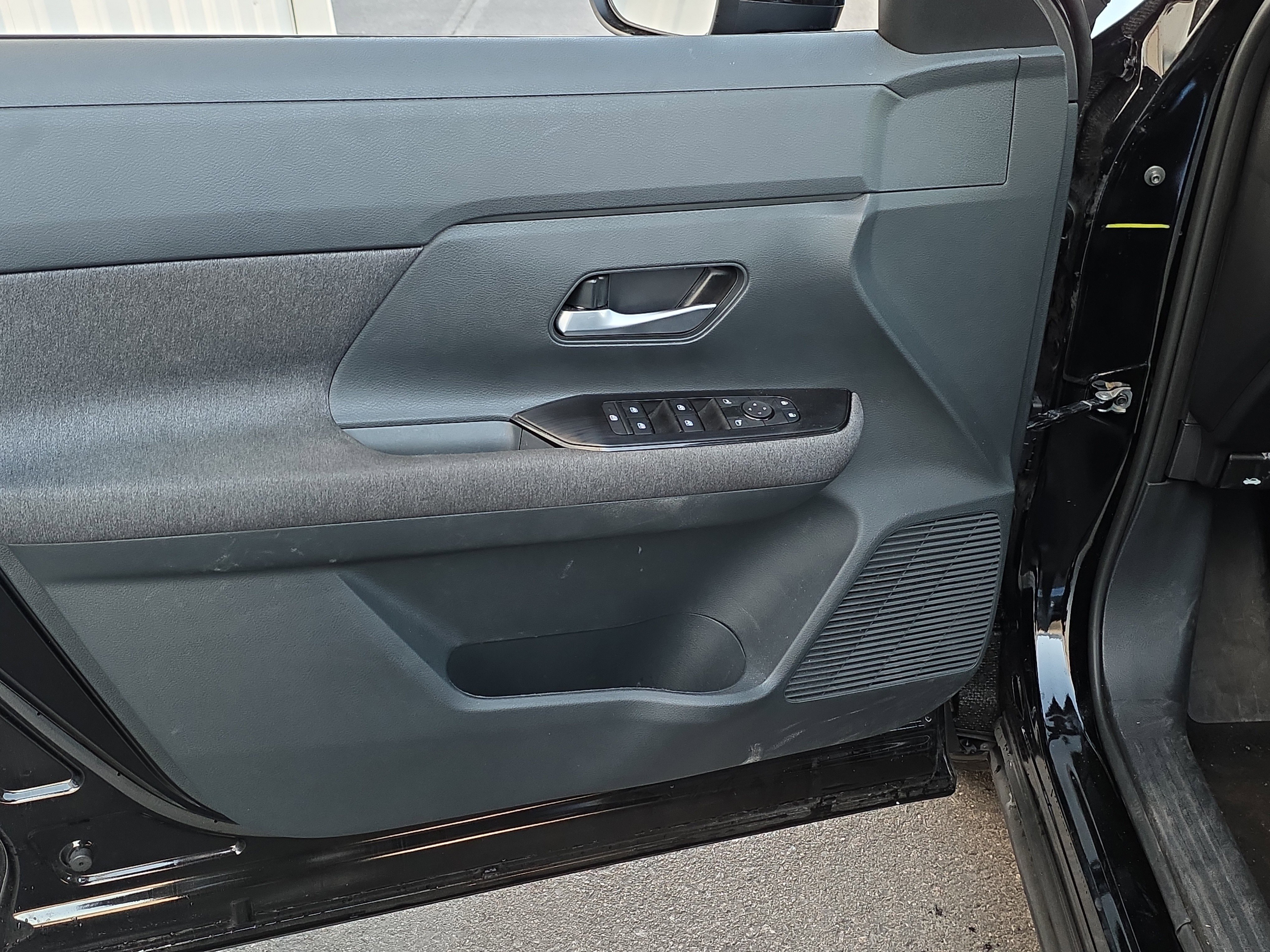 Used 2025 Nissan Kicks SV image 11