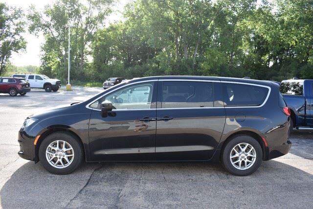 Used 2024 Chrysler Voyager LX FWD image 3